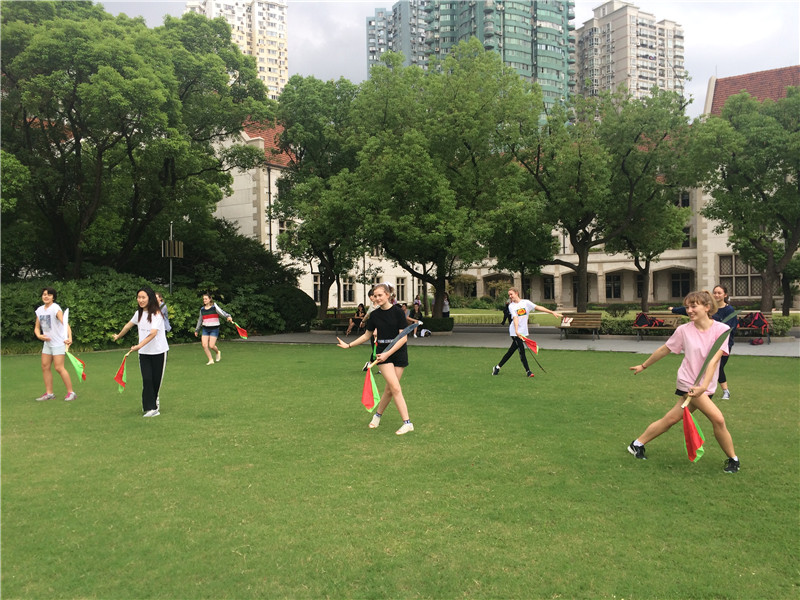 02 幽幽绿草地，女孩耍大刀.JPG
