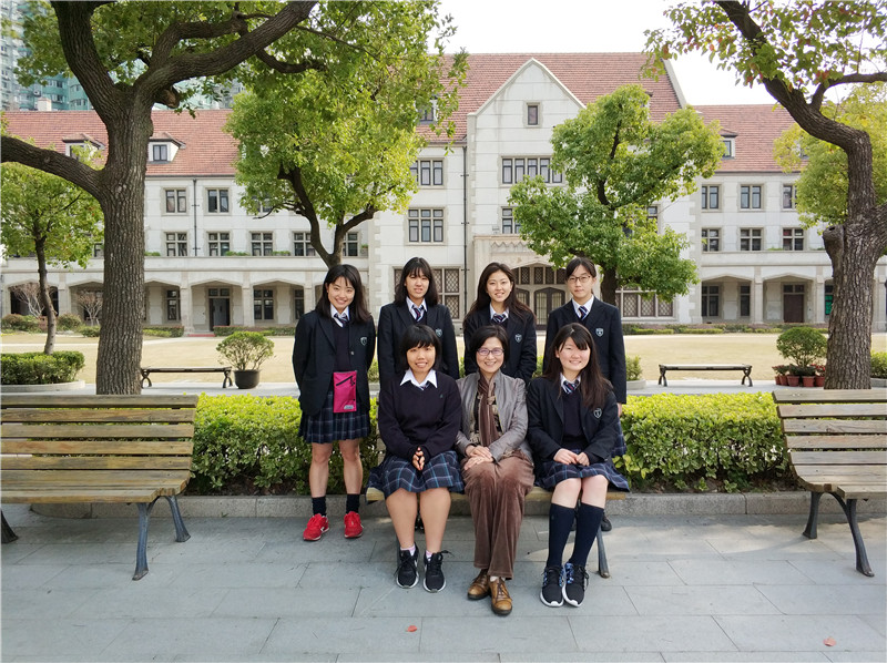 01 翠陵女孩与市三校长合影.jpg