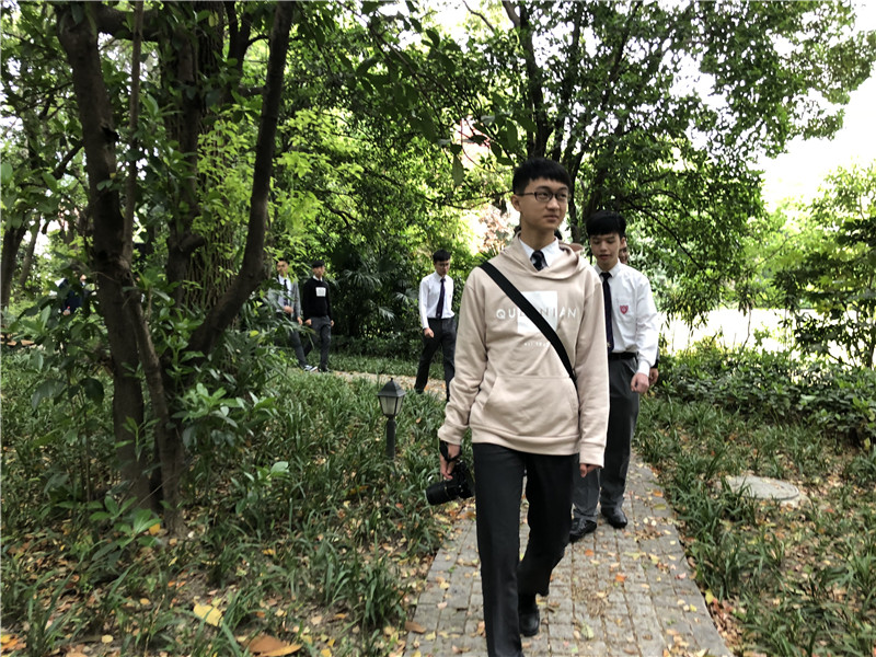 02 男孩们漫步市三林荫小径.JPG