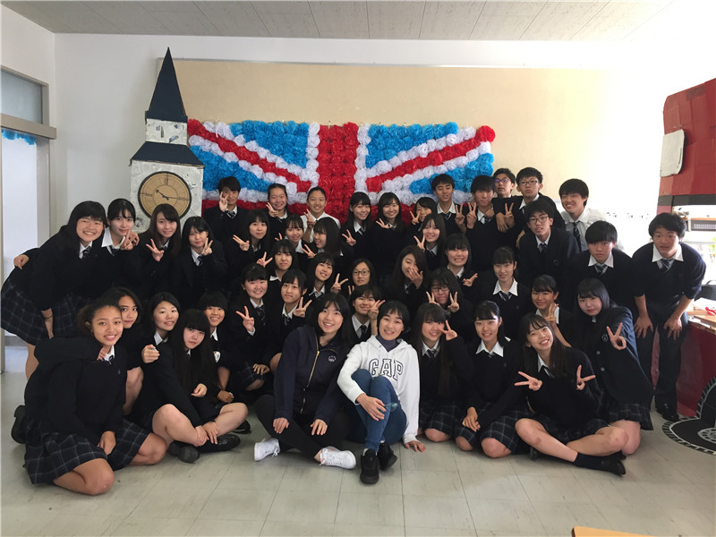 与接待班级的同学们合影.jpg
