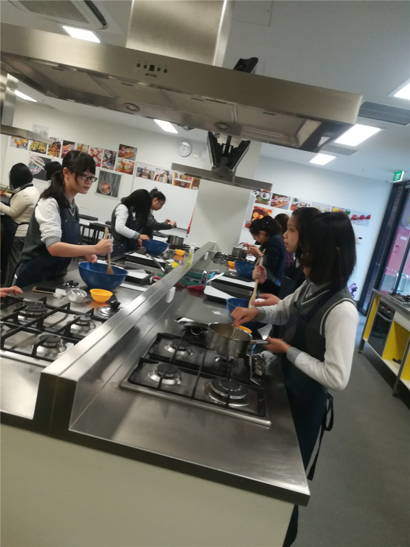02 Camberwell Girls Grammar School老师为我校学生上烹饪课.jpg