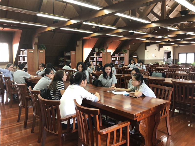 05 畅谈学校图书馆.JPG