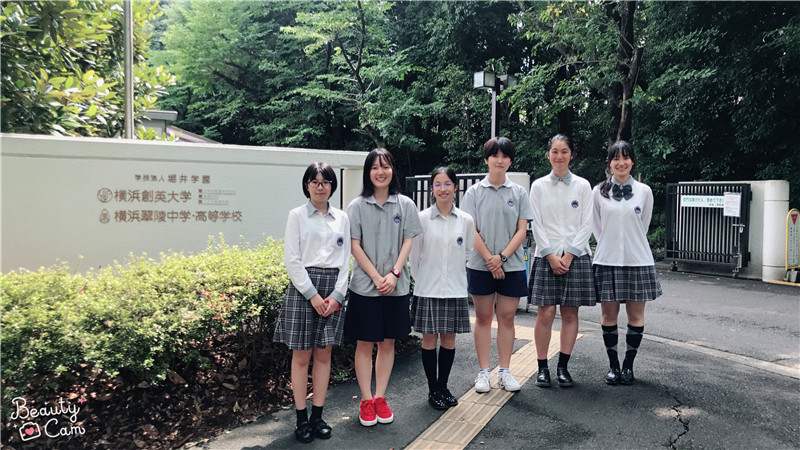 01 在校门口的合影.jpg