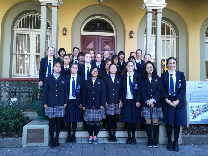 04 我校学生和Brisbane Girls Grammar School接待学生合影.jpg