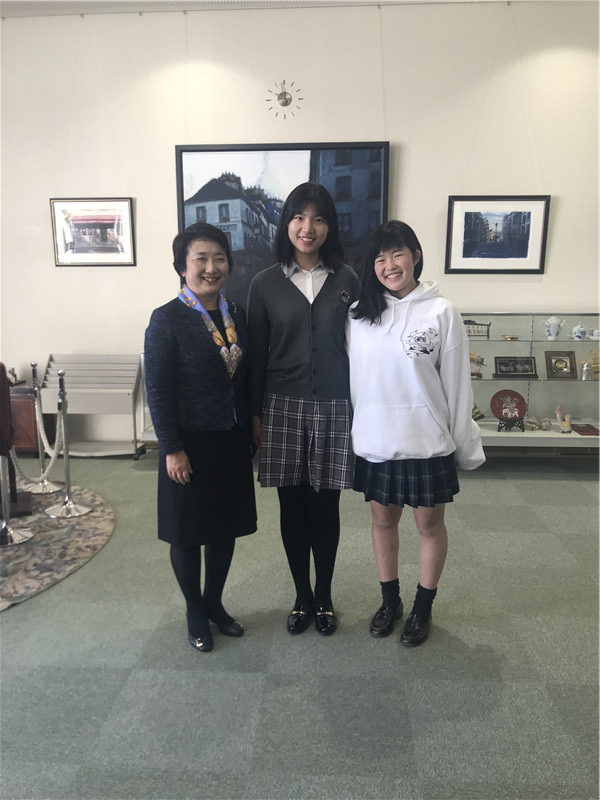 朱羽婷与校长、住家合影.jpg