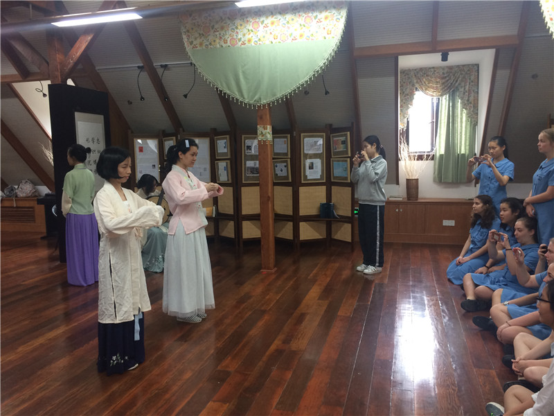 03 联谊活动，展示市三女孩典雅.JPG