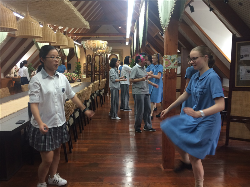 04 弄堂游戏，毽子高高飞起.JPG