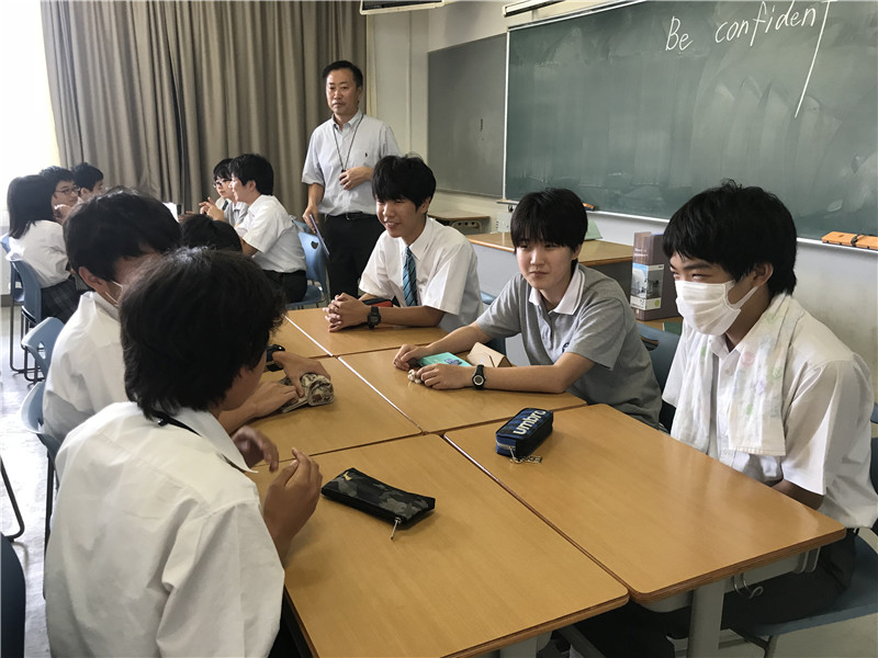 02 英语课的分组讨论.jpg